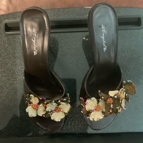 Elegant Brown Heeled Sandals with Floral Embellishment - Picture 4 of 7